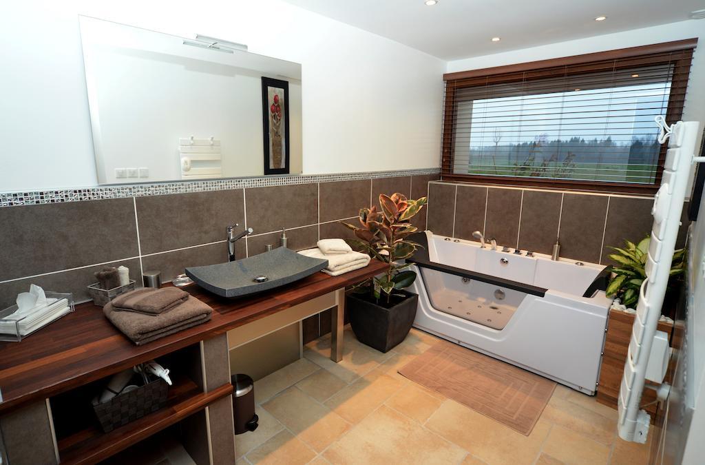 Bed and Breakfast Domaine De La Garde Vonnas Zimmer foto